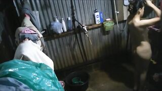 Quay lén em gái miền tây tắm