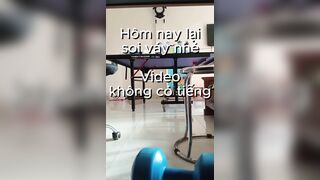 Không soi vú được nên tôi tiếp tục quay lén dưới váy