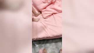 Phát hiện bạn thân thủ dâm, Nên con bạn cởi đồ móc lồn gạ djt