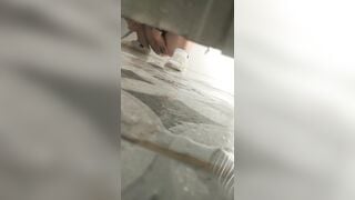 Cách con gái rửa lồn, Thọc tay vào móc sướng chảy nước lại lau