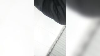 Cách con gái rửa lồn, Thọc tay vào móc sướng chảy nước lại lau