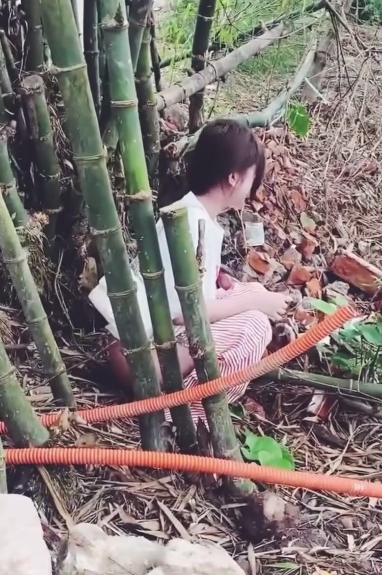 Cho con bồ về quê chơi mà bắt nó nhịn tè lâu quá