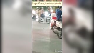 E gái tràn chuồng giữa phố