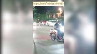 E gái tràn chuồng giữa phố