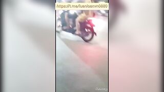 E gái tràn chuồng giữa phố