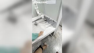 Hai em học sinh love 10 giờ thể dục trốn vào nhà vệ sinh trường làm tình