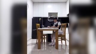 Đang học thì bị tên trộm khốn nạn đè ra hấp dâm địt vào lỗ đít tay thì móc lồn chảy n
