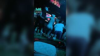 Thác loạn, Sếp lớn gọi 3 e nhân viên djt nhau nhét bia vào lồn ở karaoke