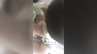 Vợ giữ con nhỏ nứng lồn quá gạ chồng địt vừa địt vừa cho con bú sướng vl ra