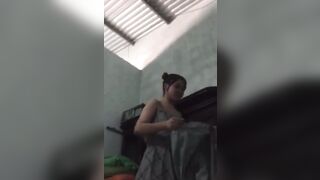 Em sinh viên bị con bạn cùng phòng khốn nạn quay video thay quần áo rồi tung lên mạng