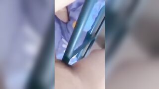 E học sinh sáng sớm cạ bím vào thành giường bị mẹ phát hiện