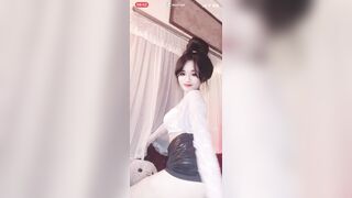 Em nhi baby mặc lọt khe trắng ren thấy chùm lông lồn đen thui nhảy khiêu dâm