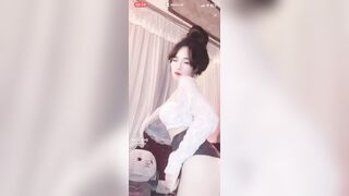 Nhi baby dâm mặc sịp ren trắng thấy cả lông lồn