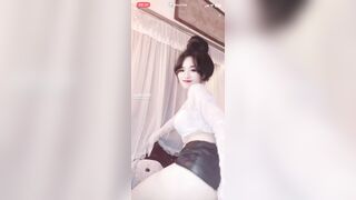 Nhi baby dâm mặc sịp ren trắng thấy cả lông lồn