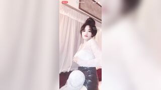 Nhi baby dâm mặc sịp ren trắng thấy đc cả lông lồn