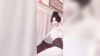 Nhi baby dâm mặc sịp ren trắng thấy đc cả lông lồn