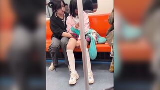 Móc lồn em loli mình dây trong tàu điện ngầm trước mặt người lạ