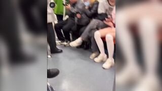 Móc lồn em loli mình dây trong tàu điện ngầm trước mặt người lạ