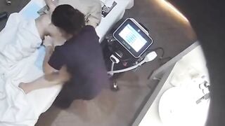 Chị khách đi triệt lông lồn bị quay lén rồi dăng lên mạng