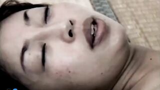 SV bọn lính vào nhà hãm *** gái