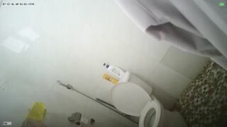Quay lén các em gái tắm