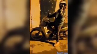 Thanh niên gạ địt chị grad doggy public