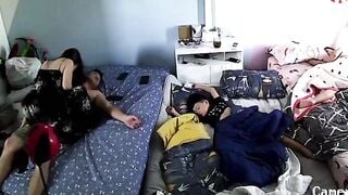 Hai vợ chồng lén nút địt nhau khi cả nhà nằm ngủ bên cạnh,nhìn con vợ cưỡi điêu luyện