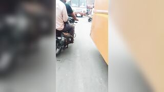 gái Ấn Độ tụt quần đánh nhau với zai nơi đông người.