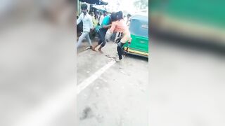 gái Ấn Độ tụt quần đánh nhau với zai nơi đông người.