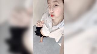 Gái Xinh Đeo Kính Thủ Dâm