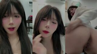 Cô gái gợi cảm với hình xăm khiêu gợi đang thủ dâm