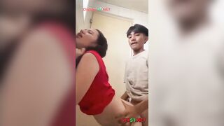 Bóp vú e teen mặt búng ra sữa djt nhau trong wc bị phát hiện