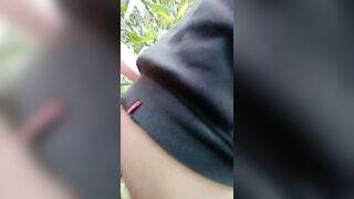 Đang đi làm vườn nứng quá đè nhau ra địt cho bớt nứng sướng vl ra
