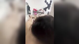 Nằm quay tay năn nỉ mãi thằng bạn mới cho mượn vợ để bú cặc dùm