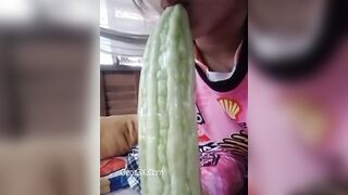 Clip Hot Trần Linh 2ka7 Với Quả Mướp Đắng 30 Cm Ngập Lồn