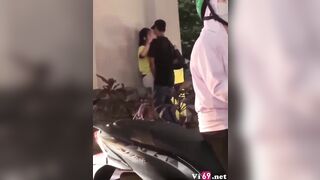 Quay lén cặp đôi đụ giữa đường xá đông đúc