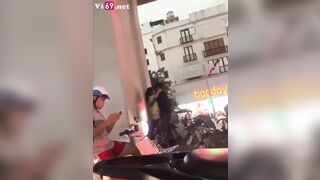 Quay lén cặp đôi đụ giữa đường xá đông đúc
