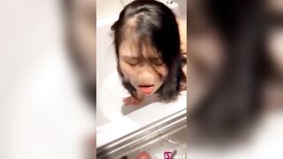 Nô lệ hứng nước đái bạn trai bằng mồm