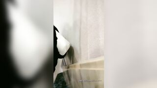 Em gái mới lớn đang học bài mà anh cứ này nọ không để yên cho em học