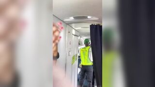 Bị lôi xuống máy bay rách áo lộ cả vú