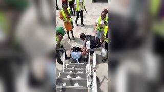 Bị lôi xuống máy bay rách áo lộ cả vú