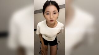 K2z912 - Em Kính Cận Thủ Dâm Trong Kí Túc Xá
