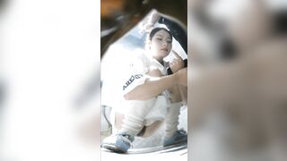 Đi đái cũng đưa nhau đi, không biết thế giới ngoài kia họ yêu nhau kiểu gì 2