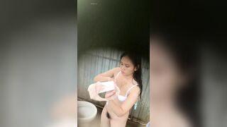 Quay Lén Nhìn Em Tắm Tự Nhiên Tháy Nứng Quá Phần 3