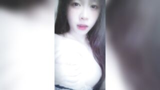 Gái xinh show vú 3