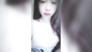 Gái xinh show vú 3