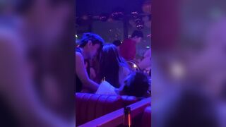 Em gái tay vịn rơi vào cơn mê