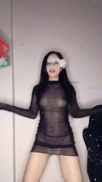 Cáo xinh nhảy sexy lộ vú