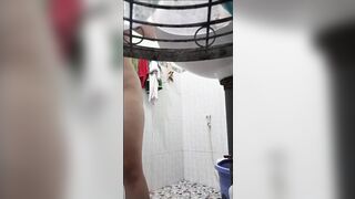 Quay e rau non dâm vừa tắm vừa đái độc lạ