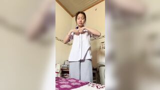 Vừa đi học về đã vội cởi đồ quay video thủ dâm cái lồn múp đầy nước gửi b trai xem